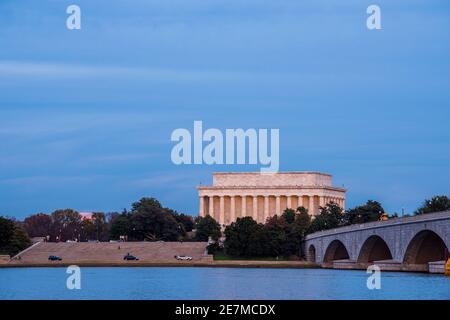 Der Vollmond, der fast von Wolken verdeckt ist, erhebt sich hinter den Bäumen am Linocln Memorial in Washington, DC, von der Arlington-Seite des Po aus gesehen Stockfoto