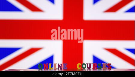 Lernen Sie Englisch zu sprechen. Online-Sprachkurse. Die Inschrift Online-Kurse auf dem Hintergrund der Flagge von England, Großbritannien. Stockfoto