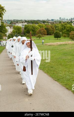 Eine Prozession von Mitgliedern des Druidenordens, vor der Zeremonie anlässlich der Herbst-Tagundnachtgleiche in Primrose Hill, London. Der Druidenorden, ist auch bekannt durch den Alten Druidenorden, ein Druidh Uileach Braithreachas, und der Britische Kreis der Universal Bond.. Primrose Hill, Camden, London, Großbritannien. September 2009, 22 Stockfoto