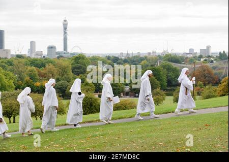 Eine Prozession von Mitgliedern des Druidenordens, vor der Zeremonie anlässlich der Herbst-Tagundnachtgleiche in Primrose Hill, London. Der Druidenorden, ist auch bekannt durch den Alten Druidenorden, ein Druidh Uileach Braithreachas, und der Britische Kreis der Universal Bond.. Primrose Hill, Camden, London, Großbritannien. September 2009, 22. Stockfoto