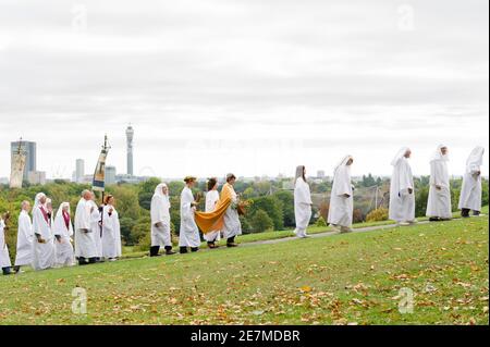 Eine Prozession von Mitgliedern des Druidenordens, vor der Zeremonie anlässlich der Herbst-Tagundnachtgleiche in Primrose Hill, London. Der Druidenorden, ist auch bekannt durch den Alten Druidenorden, ein Druidh Uileach Braithreachas, und der Britische Kreis der Universal Bond.. Primrose Hill, Camden, London, Großbritannien. September 2009, 22 Stockfoto