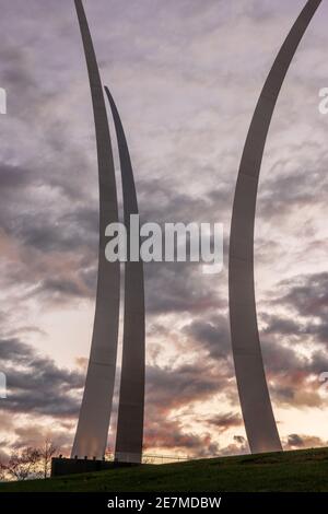 Die Sonne geht auf dem United States Air Force Memorial in Arlington, Virginia, unter. Die Gedenkstätte ehrt den Dienst des Personals der United States Air Stockfoto