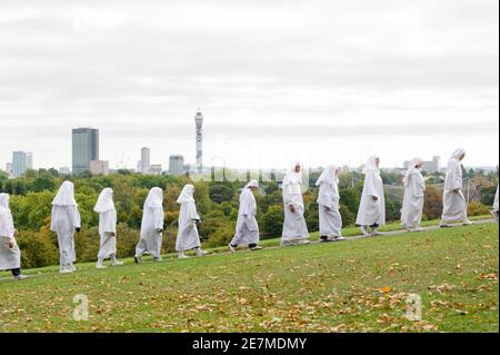 Eine Prozession von Mitgliedern des Druidenordens, vor der Zeremonie anlässlich der Herbst-Tagundnachtgleiche in Primrose Hill, London. Der Druidenorden, ist auch bekannt durch den Alten Druidenorden, ein Druidh Uileach Braithreachas, und der Britische Kreis der Universal Bond.. Primrose Hill, Camden, London, Großbritannien. September 2009, 22 Stockfoto