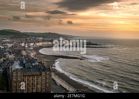 Blick vom Constitution Hill in Aberystwyth. Eine Küstenstadt in Ceredigion Mid Wales. Bekannt für atemberaubende Sonnenuntergänge und stürmisches wetter in großbritannien. Stockfoto