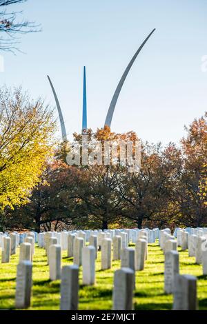 Die silbernen Türme des United States Air Force Memorial ragen in den Himmel hinter Reihen von Gräbern auf dem Arlington National Cemetery in Arlington, Virg Stockfoto