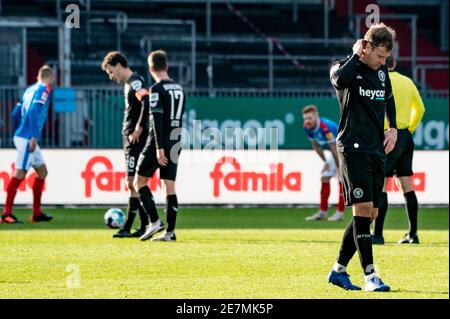 Kiel, Deutschland. Januar 2021. Fußball: 2. Bundesliga, Holstein Kiel - Eintracht Braunschweig, Matchday 19. Braunschweigs Brian Behrendt verlässt nach dem Spiel das Spielfeld. Quelle: Axel Heimken/dpa - WICHTIGER HINWEIS: Gemäß den Bestimmungen der DFL Deutsche Fußball Liga und/oder des DFB Deutscher Fußball-Bund ist es untersagt, im Stadion und/oder des Spiels aufgenommene Fotos in Form von Sequenzbildern und/oder videoähnlichen Fotoserien zu verwenden oder zu verwenden./dpa/Alamy Live News Stockfoto