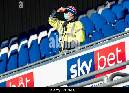 Kiel, Deutschland. Januar 2021. Fußball: 2. Bundesliga, Holstein Kiel - Eintracht Braunschweig, Matchday 19. Ein Steward blickt von den leeren Ständen auf den Platz. Quelle: Axel Heimken/dpa - WICHTIGER HINWEIS: Gemäß den Bestimmungen der DFL Deutsche Fußball Liga und/oder des DFB Deutscher Fußball-Bund ist es untersagt, im Stadion und/oder des Spiels aufgenommene Fotos in Form von Sequenzbildern und/oder videoähnlichen Fotoserien zu verwenden oder zu verwenden./dpa/Alamy Live News Stockfoto