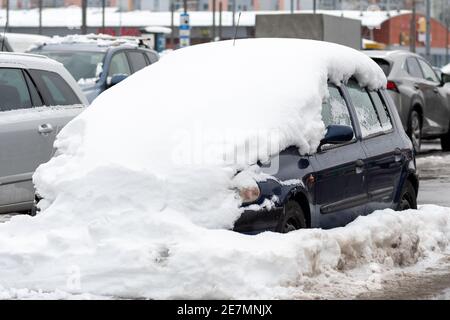 Nahaufnahme Winterreifen eines Autos auf der Straße Bedeckt von Schnee und Eis fahren in extremer Kälte Stockfoto