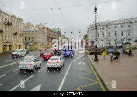 Russland St. Petersburg - November 2020 großer roter Bus mit Touristen am Newski Prospekt, den Sehenswürdigkeiten der Nordhauptstadt Russlands.Foto in hoher Qualität Stockfoto