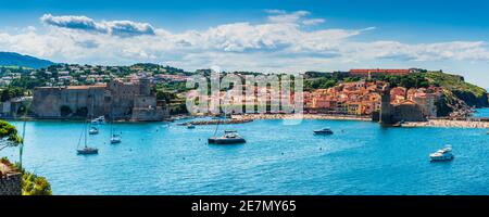 Panorama des Dorfes Collioure im Sommer, in den Pyrénées-Orientales in Okzitanien, Frankreich Stockfoto