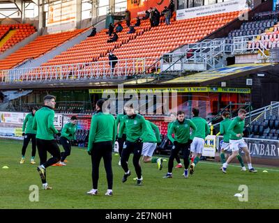 Tannadice Park, Dundee, Großbritannien. Januar 2021. Scottish Premiership Football, Dundee United gegen Hibernian; Hibs Spieler wärmen sich vor dem Anpfiff Kredit: Action Plus Sports/Alamy Live News Stockfoto