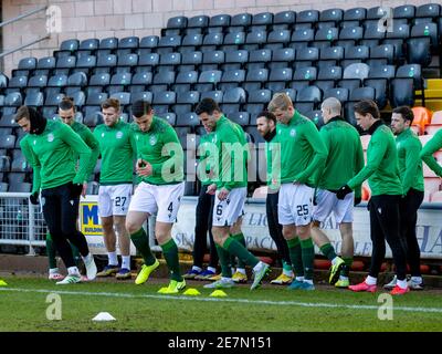 Tannadice Park, Dundee, Großbritannien. Januar 2021. Scottish Premiership Football, Dundee United gegen Hibernian; Hibs Spieler wärmen sich vor dem Anpfiff Kredit: Action Plus Sports/Alamy Live News Stockfoto