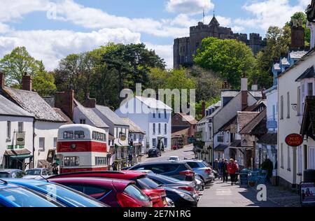 Dunster Dorf in Somerset, England, mit dem berühmten Schloss im Hintergrund Stockfoto