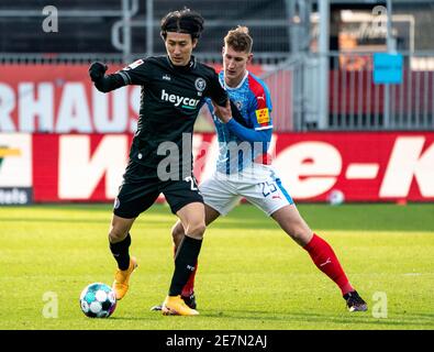 Kiel, Deutschland. Januar 2021. Fußball: 2. Bundesliga, Holstein Kiel - Eintracht Braunschweig, Matchday 19. Braunschweigs Dong-won Ji (l) und Kiels Phil Yannick Neumann kämpfen um den Ball. Quelle: Axel Heimken/dpa - WICHTIGER HINWEIS: Gemäß den Bestimmungen der DFL Deutsche Fußball Liga und/oder des DFB Deutscher Fußball-Bund ist es untersagt, im Stadion und/oder des Spiels aufgenommene Fotos in Form von Sequenzbildern und/oder videoähnlichen Fotoserien zu verwenden oder zu verwenden./dpa/Alamy Live News Stockfoto