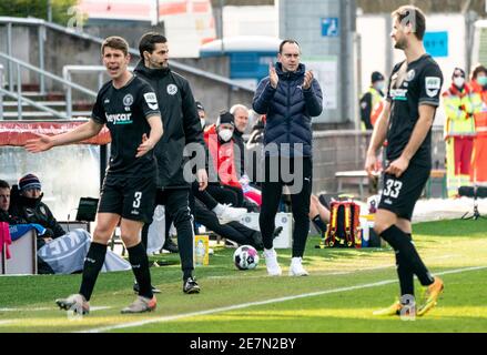 Kiel, Deutschland. Januar 2021. Fußball: 2. Bundesliga, Holstein Kiel - Eintracht Braunschweig, Matchday 19. Kiels Trainer Ole Werner (Mitte) applaudiert, während Braunschweigs Lasse Schlüter (l) und Braunschweigs Nick Proschwitz genervt sind. Quelle: Axel Heimken/dpa - WICHTIGER HINWEIS: Gemäß den Bestimmungen der DFL Deutsche Fußball Liga und/oder des DFB Deutscher Fußball-Bund ist es untersagt, im Stadion und/oder des Spiels aufgenommene Fotos in Form von Sequenzbildern und/oder videoähnlichen Fotoserien zu verwenden oder zu verwenden./dpa/Alamy Live News Stockfoto