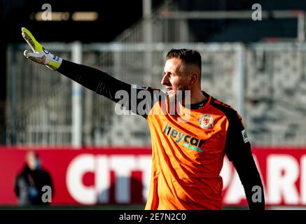 Kiel, Deutschland. Januar 2021. Fußball: 2. Bundesliga, Holstein Kiel - Eintracht Braunschweig, Matchday 19. Braunschweiger Torhüterin Jasmin Fejzic leitet seine Frontmänner. Quelle: Axel Heimken/dpa - WICHTIGER HINWEIS: Gemäß den Bestimmungen der DFL Deutsche Fußball Liga und/oder des DFB Deutscher Fußball-Bund ist es untersagt, im Stadion und/oder des Spiels aufgenommene Fotos in Form von Sequenzbildern und/oder videoähnlichen Fotoserien zu verwenden oder zu verwenden./dpa/Alamy Live News Stockfoto