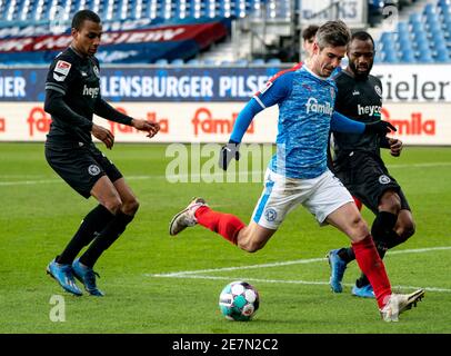 Kiel, Deutschland. Januar 2021. Fußball: 2. Bundesliga, Holstein Kiel - Eintracht Braunschweig, Matchday 19. Braunschweigs Yassin Ben Balla (l-r), Kiels Fin Bartels und Braunschweigs Oumar Diakhite kämpfen um den Ball. Quelle: Axel Heimken/dpa - WICHTIGER HINWEIS: Gemäß den Bestimmungen der DFL Deutsche Fußball Liga und/oder des DFB Deutscher Fußball-Bund ist es untersagt, im Stadion und/oder des Spiels aufgenommene Fotos in Form von Sequenzbildern und/oder videoähnlichen Fotoserien zu verwenden oder zu verwenden./dpa/Alamy Live News Stockfoto