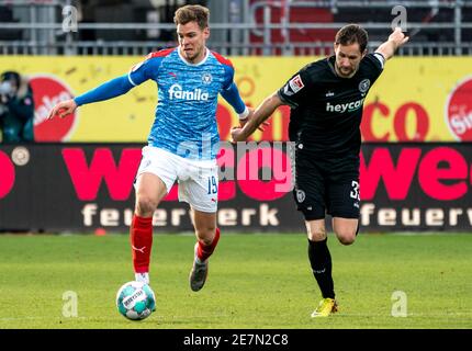 Kiel, Deutschland. Januar 2021. Fußball: 2. Bundesliga, Holstein Kiel - Eintracht Braunschweig, Matchday 19. Kiels Simon Lorenz (l.) und Braunschweigs Nick Proschwitz kämpfen um den Ball. Quelle: Axel Heimken/dpa - WICHTIGER HINWEIS: Gemäß den Bestimmungen der DFL Deutsche Fußball Liga und/oder des DFB Deutscher Fußball-Bund ist es untersagt, im Stadion und/oder des Spiels aufgenommene Fotos in Form von Sequenzbildern und/oder videoähnlichen Fotoserien zu verwenden oder zu verwenden./dpa/Alamy Live News Stockfoto