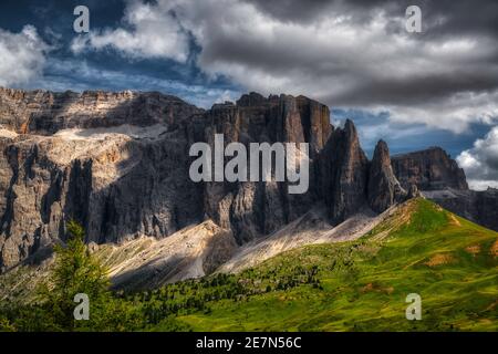 Infrarot-Landschaft der Gruppe von Sella in der Sommersaison mit Dunkle Wolken am Himmel Stockfoto