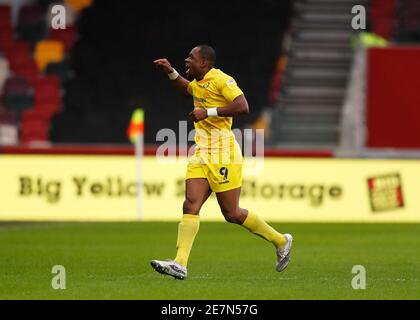 Brentford Community Stadium, London, Großbritannien. Januar 2021. English Football League Championship Football, Brentford FC gegen Wycombe Wanderers; Uche Ikpeazu von Wycombe Wanderers feiert nach dem Scoring seiner Seiten 1. Tor in der 14. Minute, um es 1-1 Credit: Action Plus Sports/Alamy Live News Stockfoto