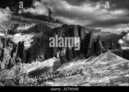 Infrarotlandschaft der Sellagruppe, Dolomiten Stockfoto