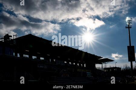 Kiel, Deutschland. Januar 2021. Fußball: 2. Bundesliga, Holstein Kiel - Eintracht Braunschweig, Matchday 19. Eine Fernsehkamera filmt das Spielfeld vom Dach des Stadions. Quelle: Axel Heimken/dpa - WICHTIGER HINWEIS: Gemäß den Bestimmungen der DFL Deutsche Fußball Liga und/oder des DFB Deutscher Fußball-Bund ist es untersagt, im Stadion und/oder des Spiels aufgenommene Fotos in Form von Sequenzbildern und/oder videoähnlichen Fotoserien zu verwenden oder zu verwenden./dpa/Alamy Live News Stockfoto