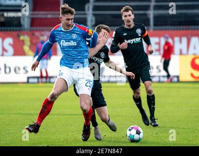 Kiel, Deutschland. Januar 2021. Fußball: 2. Bundesliga, Holstein Kiel - Eintracht Braunschweig, Matchday 19. Kieler Phil Yannick Neumann (l.) und Braunschweigs Lasse Schlüter kämpfen um den Ball. Quelle: Axel Heimken/dpa - WICHTIGER HINWEIS: Gemäß den Bestimmungen der DFL Deutsche Fußball Liga und/oder des DFB Deutscher Fußball-Bund ist es untersagt, im Stadion und/oder des Spiels aufgenommene Fotos in Form von Sequenzbildern und/oder videoähnlichen Fotoserien zu verwenden oder zu verwenden./dpa/Alamy Live News Stockfoto