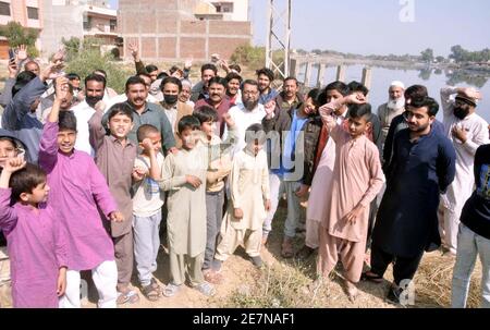 Die Bewohner des Geländes der Stadt Bismillah veranstalten am Samstag, dem 30. Januar 2021, in Hyderabad eine Protestdemonstration gegen Müll und Abwasser in ihrer Umgebung. Stockfoto