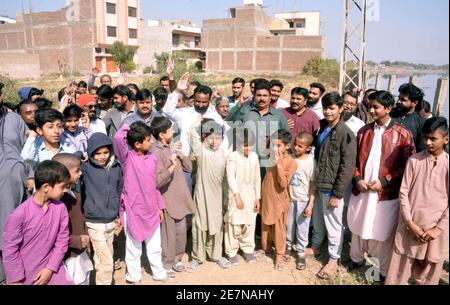 Die Bewohner des Geländes der Stadt Bismillah veranstalten am Samstag, dem 30. Januar 2021, in Hyderabad eine Protestdemonstration gegen Müll und Abwasser in ihrer Umgebung. Stockfoto