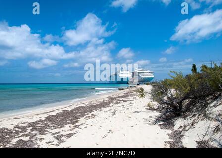 Der Blick auf den Grand Turk Island Strand und Kreuzfahrtschiffe im Hintergrund (Turks- und Caicos-Inseln). Stockfoto