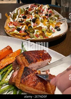 Foodie - langsam gekochte knisternde Schweinebauch und zog Schweinefleisch kitschig Nachos Stockfoto