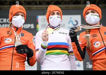 Die Niederländerin Annemarie Worst , Siegerin der Silbermedaille, die Niederländerin Lucinda Brand , Siegerin der Goldmedaille und die Niederländerin Denise Betsema , Siegerin der Bronzemedaille Stockfoto