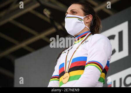 Die Niederländerin Lucinda Brand , Siegerin der Goldmedaille feiert auf dem Podium nach dem Gewinn des Damen-Elite-Rennens bei der UCI Cyclocross-Weltmeisterschaft, Stockfoto