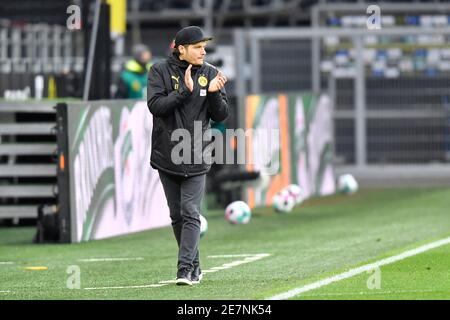 30. Januar 2021, Dortmund: Fußball: Bundesliga, Borussia Dortmund - FC Augsburg, Matchday 19, im Signal Iduna Park. Dortmunds Cheftrainer Edin Terzic ist gedeutet. Foto: Martin Meissner/Pool AP/dpa - WICHTIGER HINWEIS: Gemäß den Bestimmungen der DFL Deutsche Fußball Liga und/oder des DFB Deutscher Fußball-Bund ist es untersagt, im Stadion und/oder vom Spiel aufgenommene Fotos in Form von Sequenzbildern und/oder videoähnlichen Fotoserien zu verwenden oder zu verwenden. Stockfoto