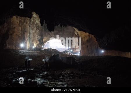 Die beeindruckenden Höhlen des Himmels und der Hölle im Südosten der Türkei, wo ein natürlicher Bogen eine Treppe umrahmt, die in die geheimnisvollen Tiefen führt. Stockfoto