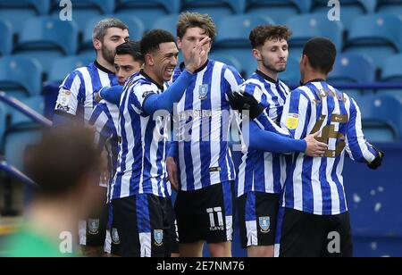 Liam Palmer von Sheffield am Mittwoch (dritter links) feiert mit Teamkollegen, die beim Sky Bet Championship-Spiel im Hillsborough Stadium, Sheffield, das erste Tor ihrer Mannschaft rscoring. Bilddatum: Samstag, 30. Januar 2021. Stockfoto