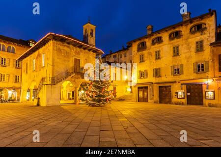 Die goldenen Lichter der kleinen Stadt Orta während der blauen Stunde. Orta San Giulio, See Orta, Provinz Novara, Piemont, Italien. Stockfoto