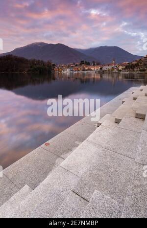 Blick auf die kleine Stadt Mergozzo und den See Mergozzo bei einem Winteruntergang. Verbano Cusio Ossola, Piemont, Italien. Stockfoto