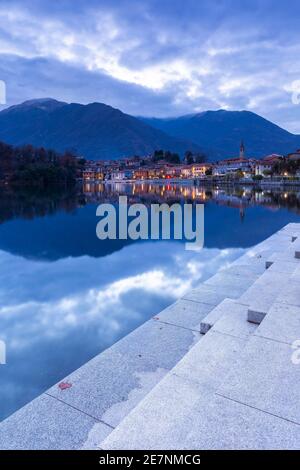 Blick auf die kleine Stadt Mergozzo und den See Mergozzo während der blauen Stunde. Verbano Cusio Ossola, Piemont, Italien. Stockfoto