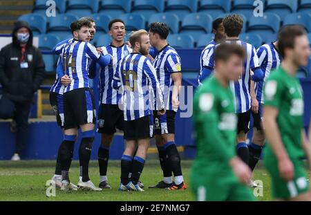 Liam Palmer von Sheffield am Mittwoch (dritter links) feiert mit Teamkollegen, die beim Sky Bet Championship-Spiel im Hillsborough Stadium, Sheffield, das erste Tor ihrer Mannschaft rscoring. Bilddatum: Samstag, 30. Januar 2021. Stockfoto