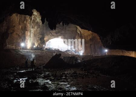 Die beeindruckenden Höhlen des Himmels und der Hölle im Südosten der Türkei, wo ein natürlicher Bogen eine Treppe umrahmt, die in die geheimnisvollen Tiefen führt. Stockfoto