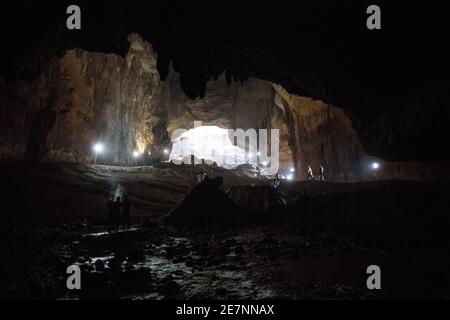 Die beeindruckenden Höhlen des Himmels und der Hölle im Südosten der Türkei, wo ein natürlicher Bogen eine Treppe umrahmt, die in die geheimnisvollen Tiefen führt. Stockfoto