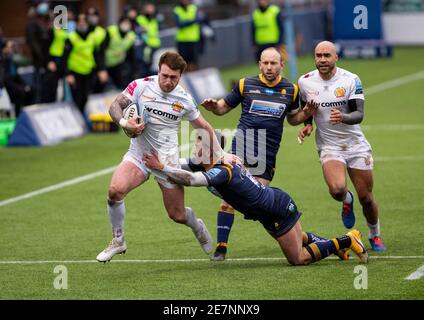 Sixways Stadium, Worcester, Worcestershire, Großbritannien. Januar 2021. Premiership Rugby, Worcester Warriors gegen Exeter Chiefs; Stuart Hogg von Exeter Chiefs bricht den Flügel mit dem Ball, wie er von Nick David von Worcester Warriors angegangen wird Kredit: Action Plus Sport/Alamy Live News Stockfoto