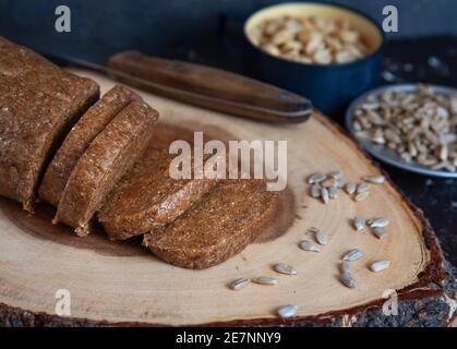 Hausgemachte Sonnenblume Halva auf Holzhintergrund geschnitten. Stockfoto