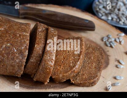 Hausgemachte Sonnenblume Halva auf Holzhintergrund geschnitten. Stockfoto