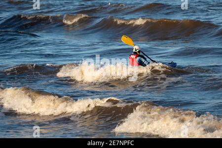 Portobello, Schottland, Großbritannien. 30. Januar 2021. Ein Mann, der in rauer See bei starkem Wind vor dem Strand von Portobello heute Kajak. Iain Masterton/Alamy Live News Stockfoto