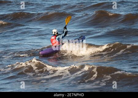 Portobello, Schottland, Großbritannien. 30. Januar 2021. Ein Mann, der in rauer See bei starkem Wind vor dem Strand von Portobello heute Kajak. Iain Masterton/Alamy Live News Stockfoto