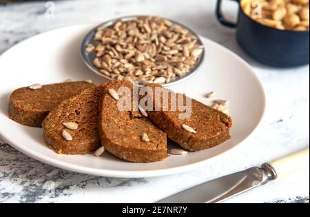 Hausgemachte Sonnenblumenhalva auf einem weißen Teller geschnitten. Stockfoto