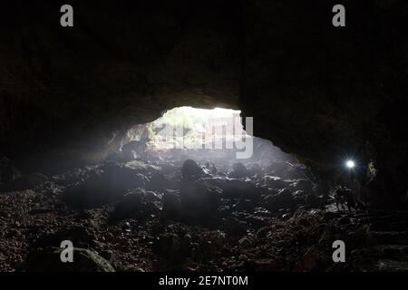 Die beeindruckenden Höhlen des Himmels und der Hölle im Südosten der Türkei, wo ein natürlicher Bogen eine Treppe umrahmt, die in die geheimnisvollen Tiefen führt. Stockfoto