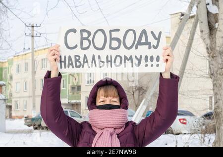 23. Januar 2021, Russland, Tscheljabinsk, eine Kundgebung zur Unterstützung von Nawalny, eine Frau mit einem Plakat zur Unterstützung von Alexei Nawalny steht auf der Straße, die POS Stockfoto